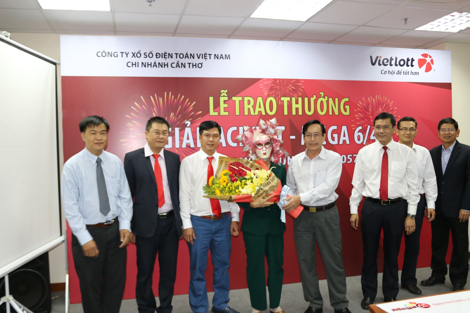 Vietlott đã thực hiện trả thưởng giải Jackpot kỳ quay số mở thưởng số 57 - Tructiepxoso.Vn