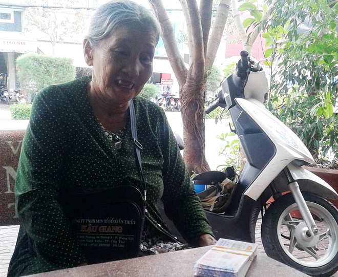 Bà lão bán vé số bị tên cướp kéo lê trên đường - Tructiepxoso.Vn