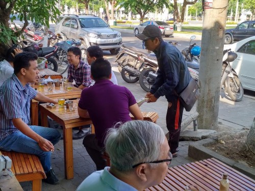 Lời cầu khẩn của cậu bán vé xổ số nghèo kiếm tiền chạy thận - Tructiepxoso.Vn