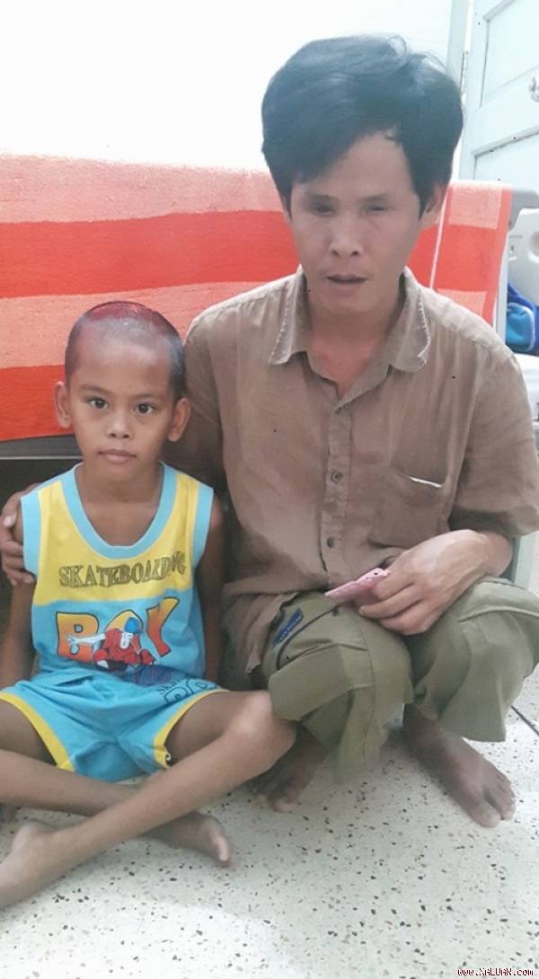 Xót xa cảnh cha mù lòa bán vé số nuôi con mắt bệnh hiểm nghèo - Tructiepxoso.Vn