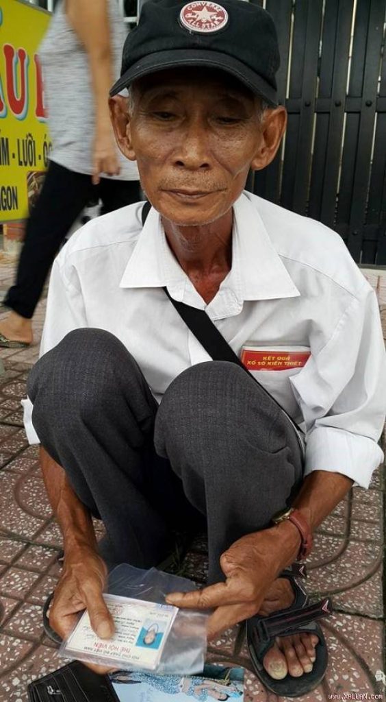 Cụ ông 70 tuổi, 25 năm bán vé số nuôi vợ mắc ba bệnh ung thư - Tructiepxoso.Vn