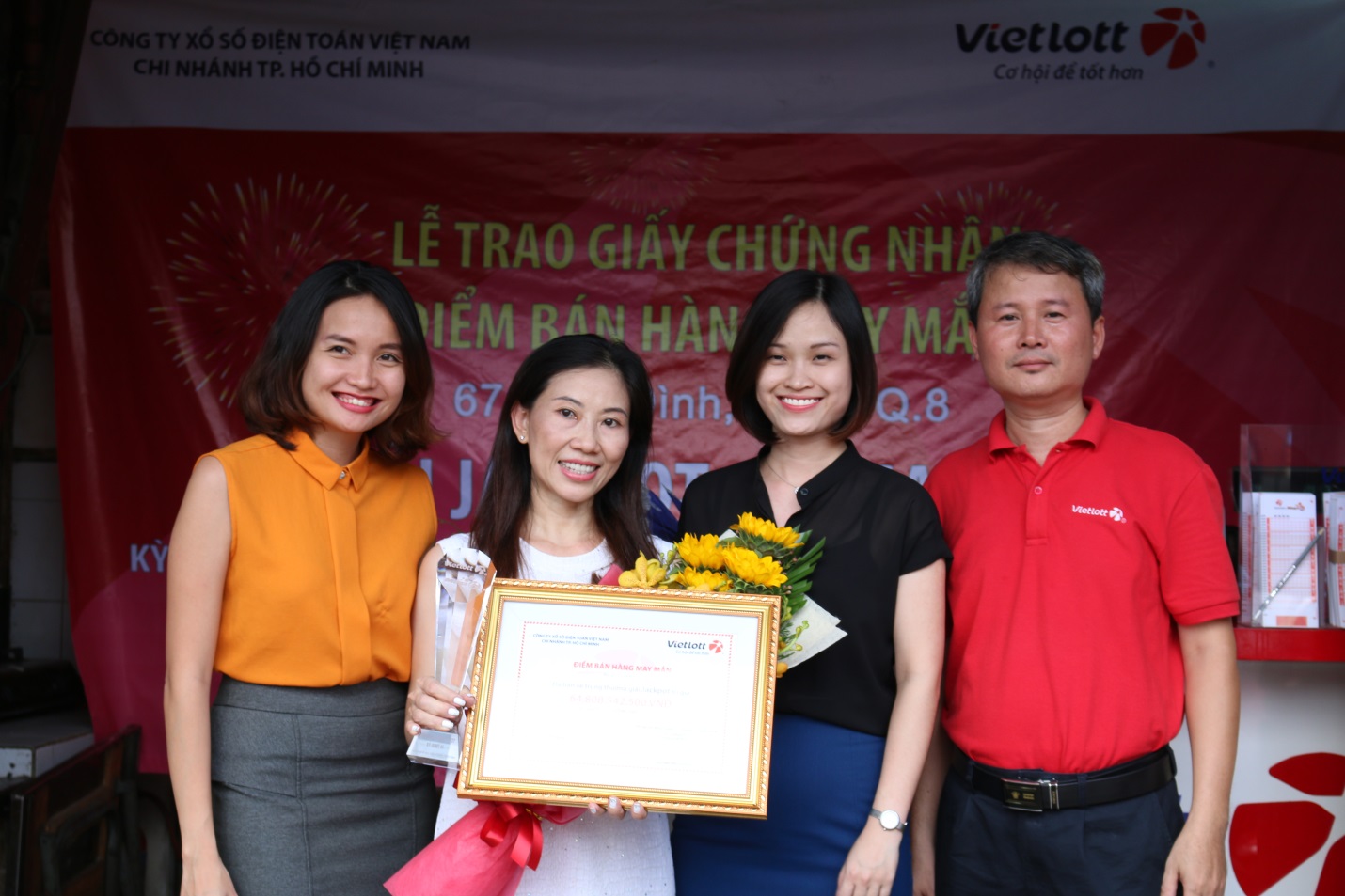 Vietlott trao giấy chứng nhận điểm bán hàng bán vé trúng Jackpot kỳ QSMT 46 và 51 - Tructiepxoso.Vn