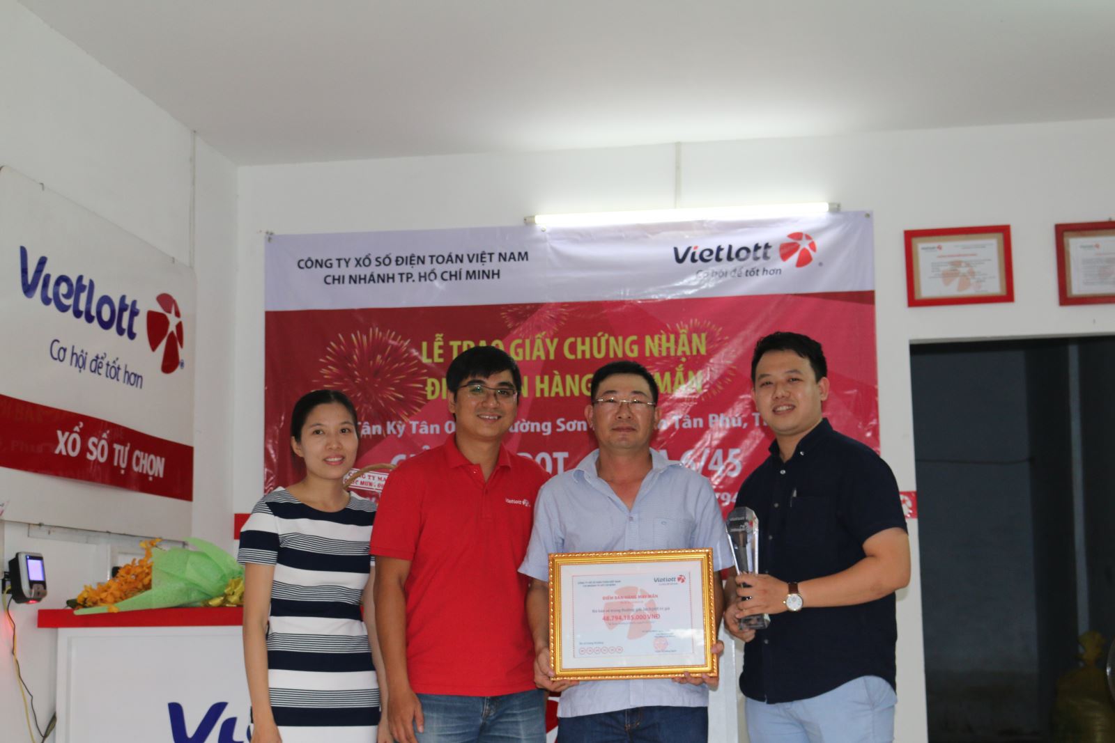 Trao giấy chứng nhận điểm bán hàng may mắn kỳ QSMT 72, tại Quận Tân Phú, HCM - Tructiepxoso.Vn