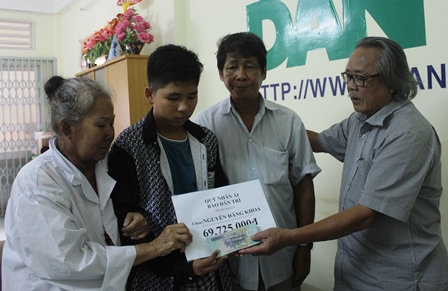 Gần 70 triệu đồng đến với cháu bé bán vé số nuôi cha tai biến, mẹ ung thư - Tructiepxoso.Vn