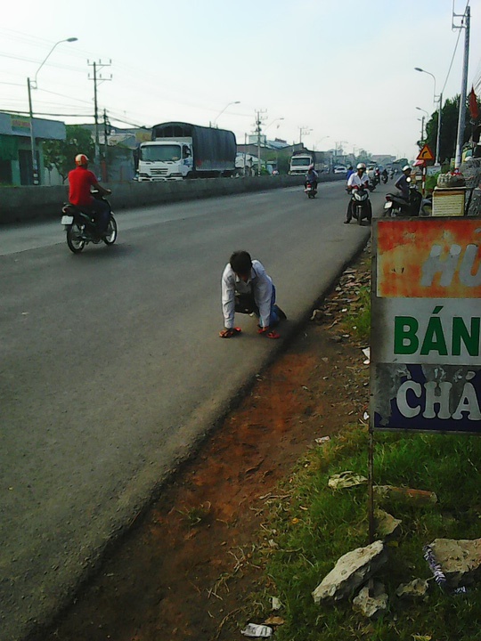 Gặp lại cậu bé vé số tật nguyền từng bị cướp giật - Tructiepxoso.Vn