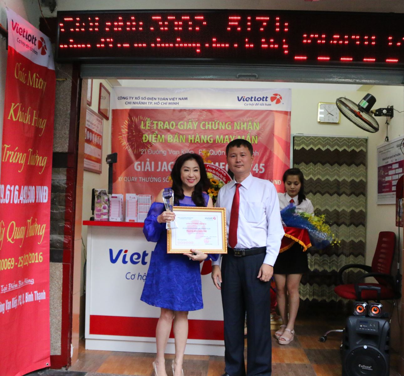 Trao giấy chứng nhận cho điểm bán hàng may mắn kỳ QSMT số 69 - Tructiepxoso.Vn