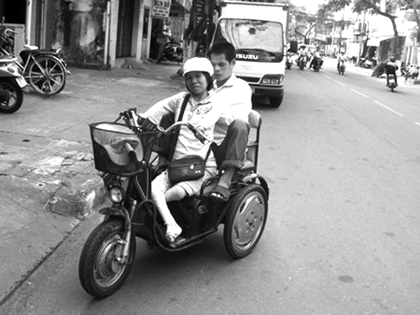 Hạnh phúc chông gai của đôi vợ chồng tật nguyền mưu sinh từ những tập vé số - Tructiepxoso.Vn