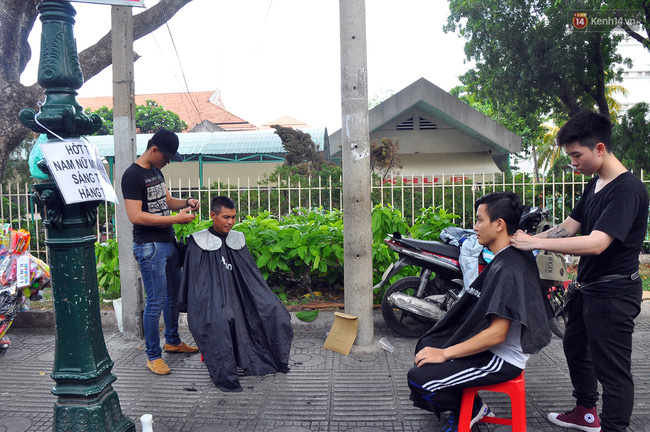 Đôi bạn trẻ hớt tóc miễn phí cho người nghèo, bệnh nhân trước cổng Viện tim TP. HCM - Tructiepxoso.Vn