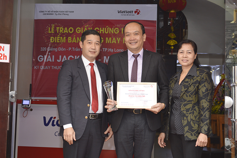 Trao giấy chứng nhận điểm bán hàng may mắn kỳ QSMT 69, tại Hải Phòng - Tructiepxoso.Vn