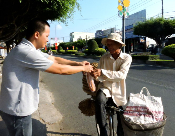 Tủ bánh mì nóng hỏi miễn phí cho người bán vé số, ve chai, người lao động nghèo khó - Tructiepxoso.Vn