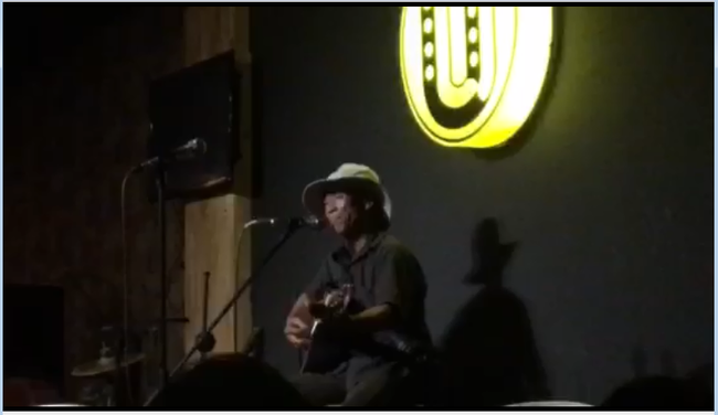 Hãy cứ lạc quan như người đàn ông bán vé số say sưa hát trong quán cà phê ở Sài Gòn! - Tructiepxoso.Vn