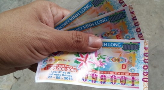 Mua vé xổ số yểm bùa, để mong trúng xổ số độc đắc, rồi ôm nợ! - Tructiepxoso.Vn